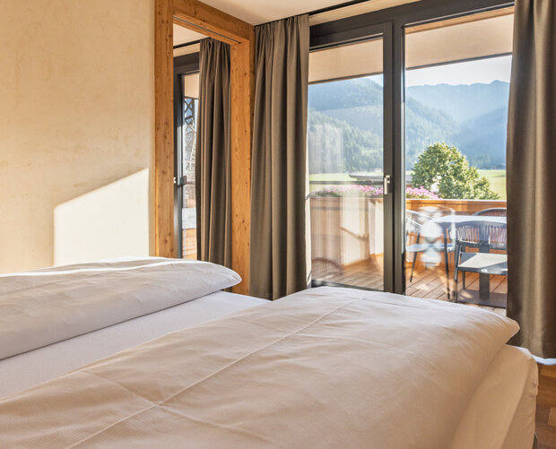 Bett mit Sicht auf dem Balkon