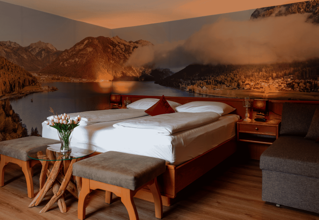 Doppelbett mit Hocker