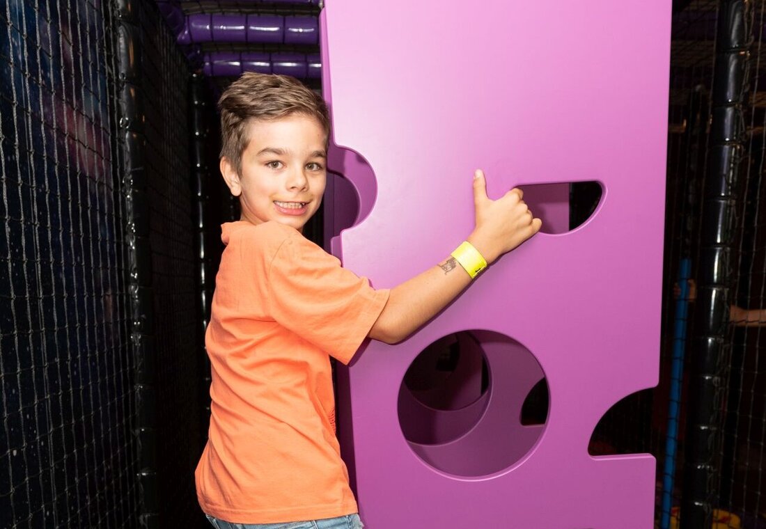 Junge im Indoor Ninja Parkour