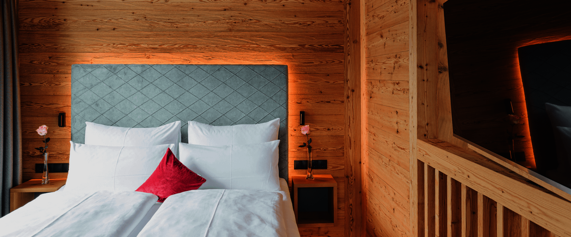 Großes Doppelbett mit TV an der Wand