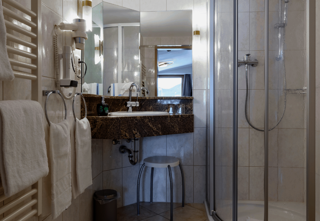 Badezimmer mit Waschbecken und Dusch