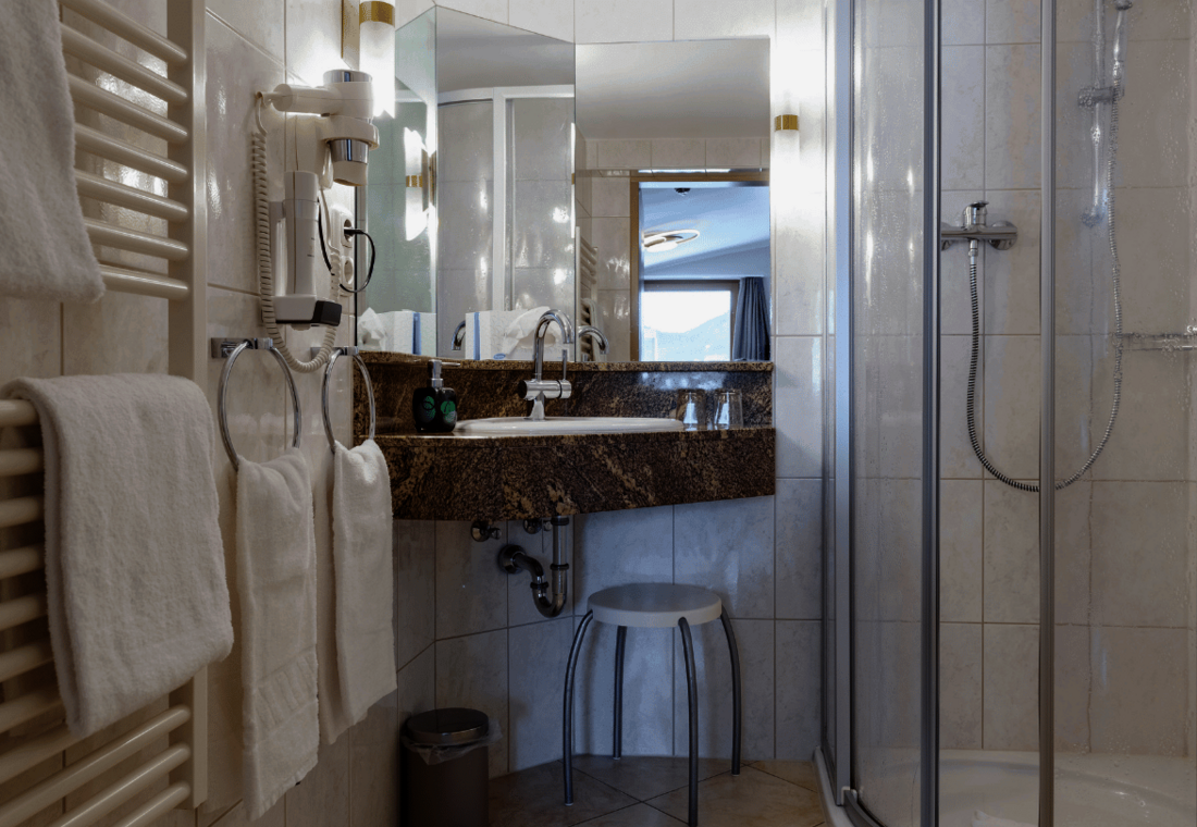 Badezimmer mit Waschbecken und Dusche