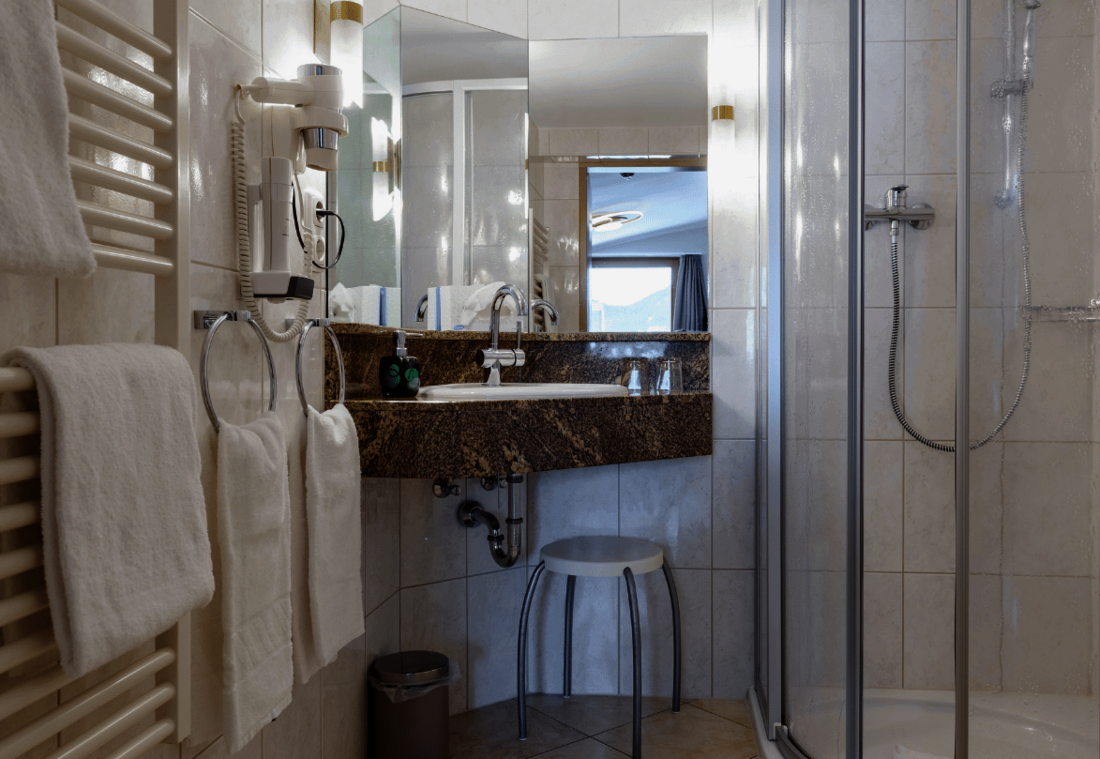 Badezimmer mit Waschbecken und Dusche