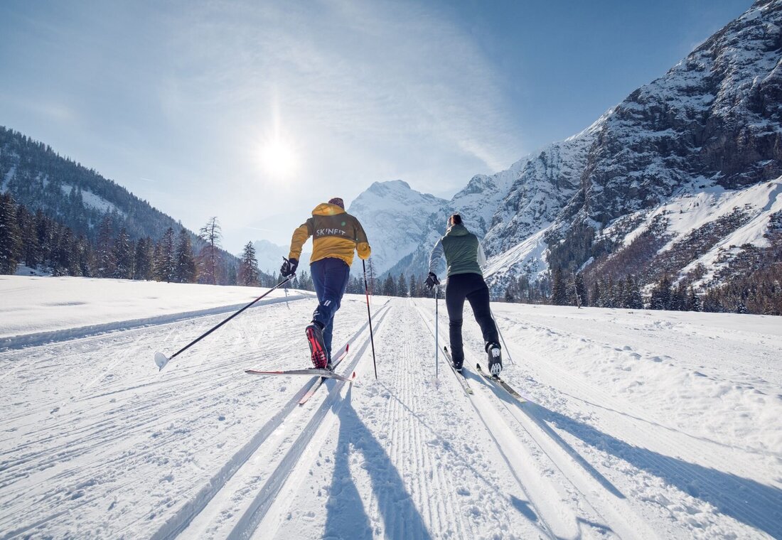 Zwei Langläufer im Schnee