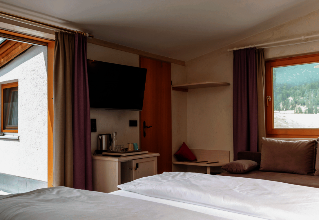 Doppelbett mit TV und Sitzgelegenheit