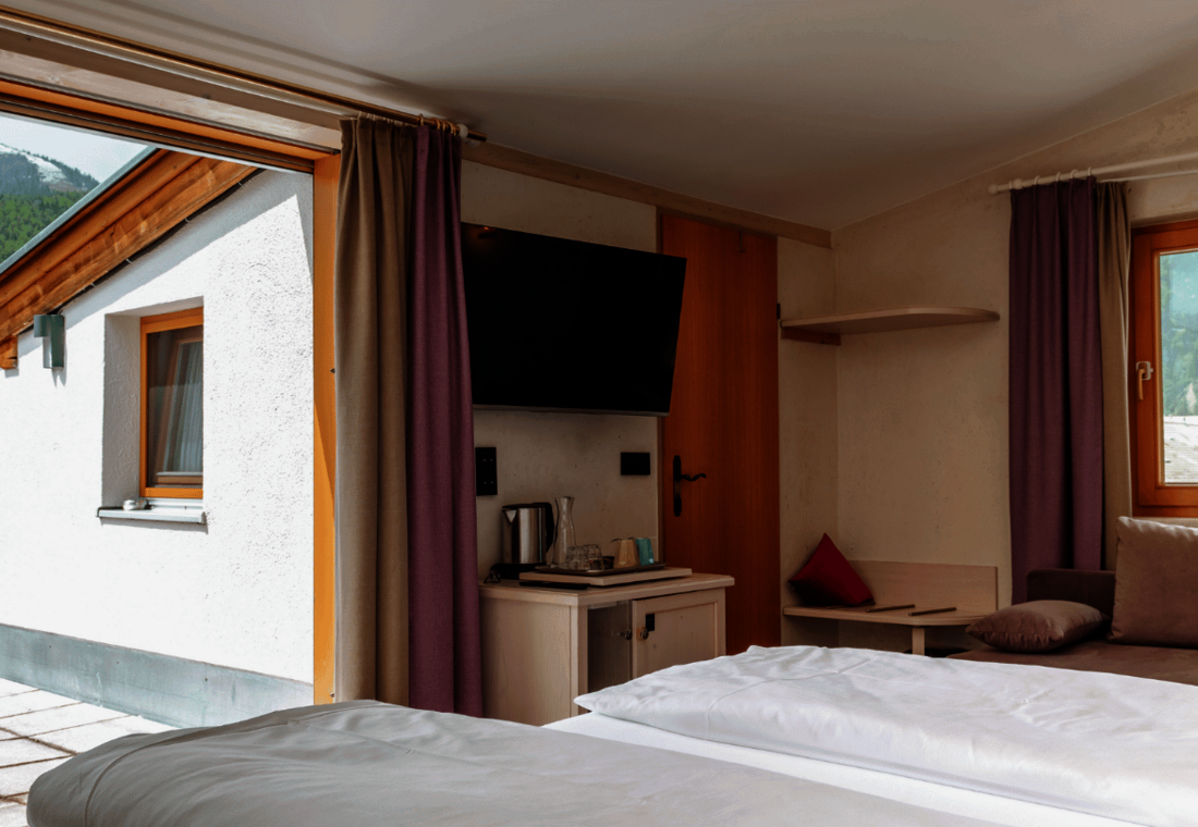 Zimmeransicht mit Bett und Terrasse