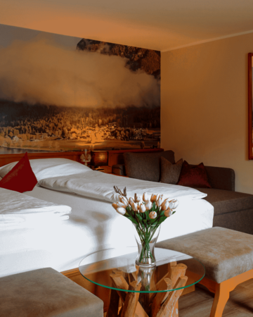 Geräumiges Doppelzimmer mit Doppelbett, Couch und gemütlichem Sitzbereich
