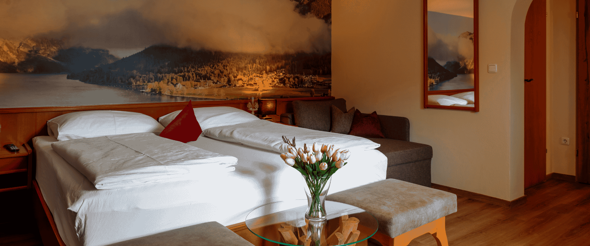Geräumiges Doppelzimmer mit Doppelbett, Couch und gemütlichem Sitzbereich