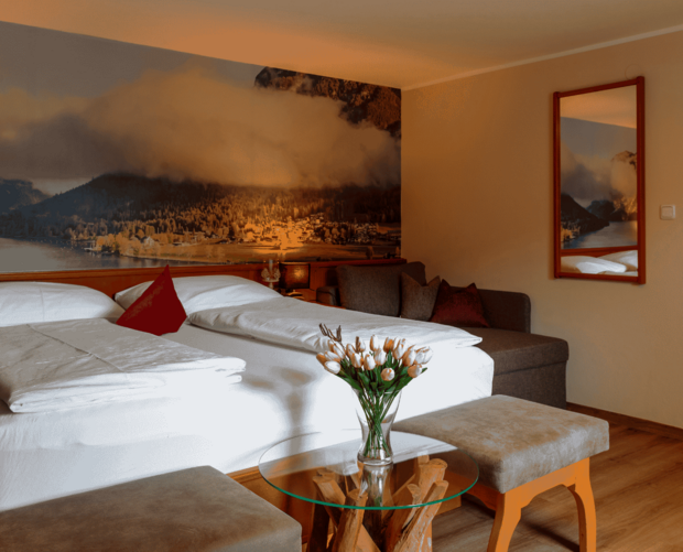 Geräumiges Doppelzimmer mit Doppelbett, Couch und gemütlichem Sitzbereich