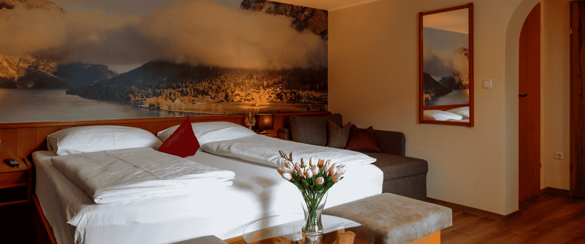 Bett mit Wandbild