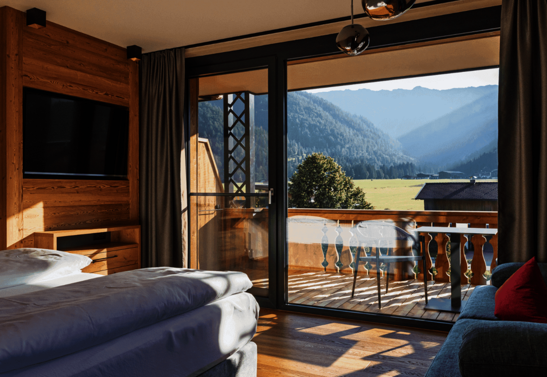 Aussicht vom Doppelbett auf den Balkon