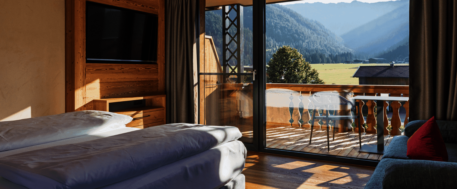Bett mit Blick nach draußen in die Berge