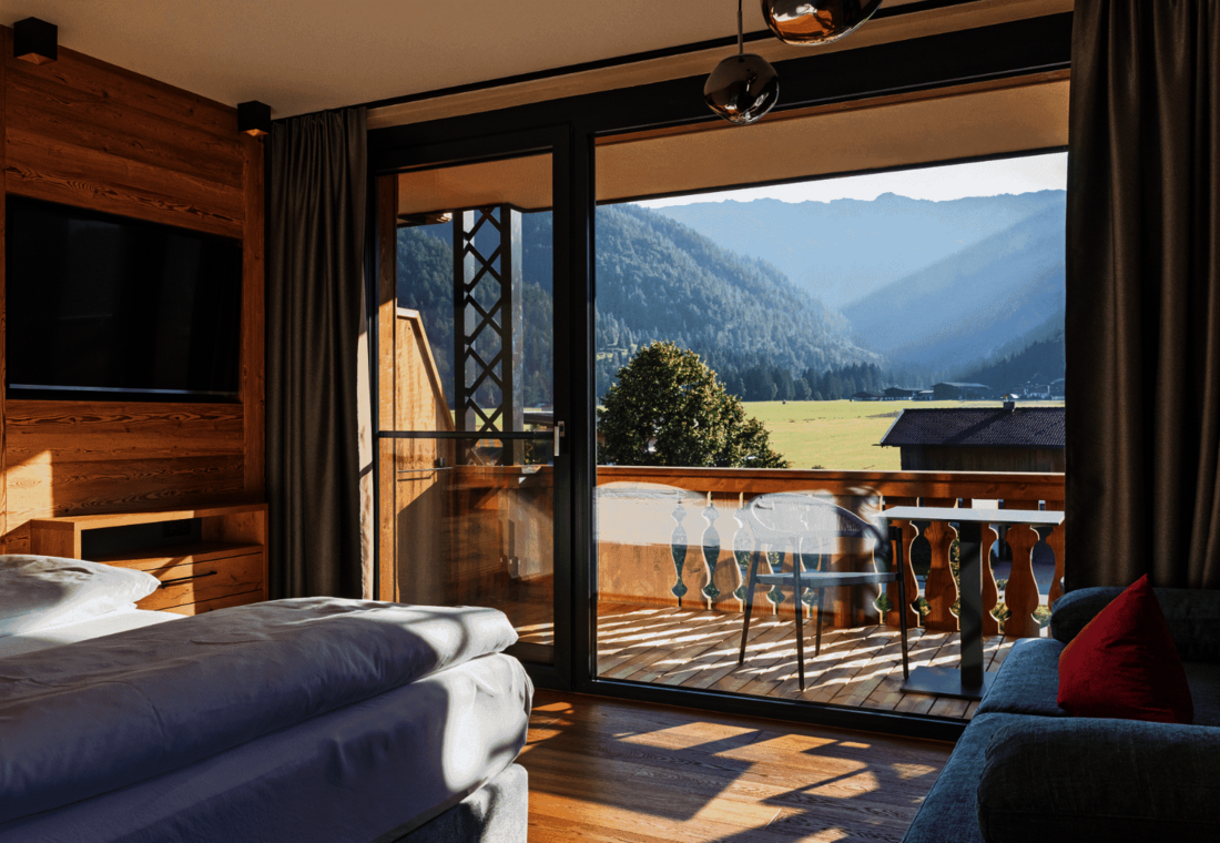 Aussicht vom Doppelbett auf Balkon