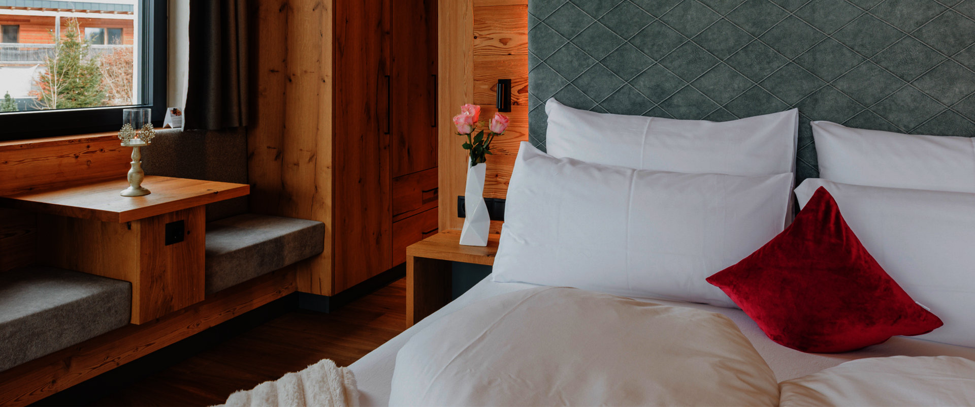 Goßes Doppelbett mit Sitzbereich im Hintergrund