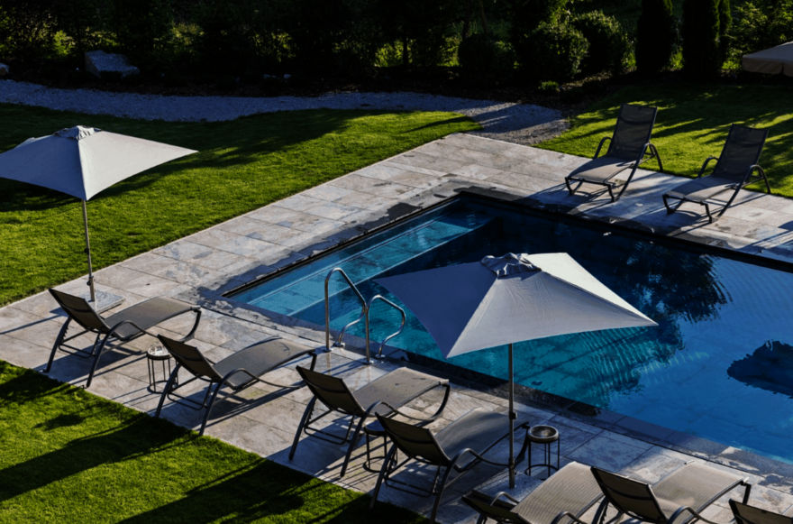 Außenpool mit Sonnenliegen im Garten des Boutiquehotel Acherl