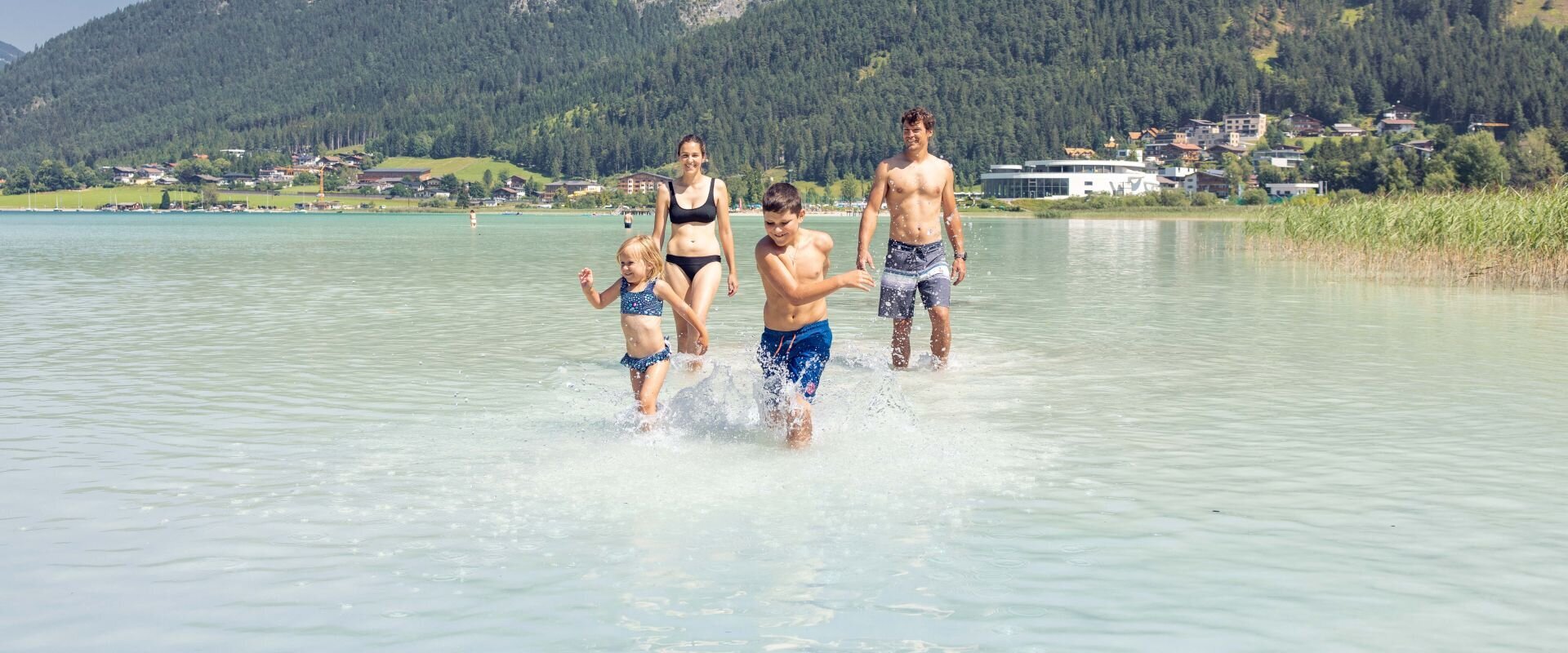 Familie plantscht im See