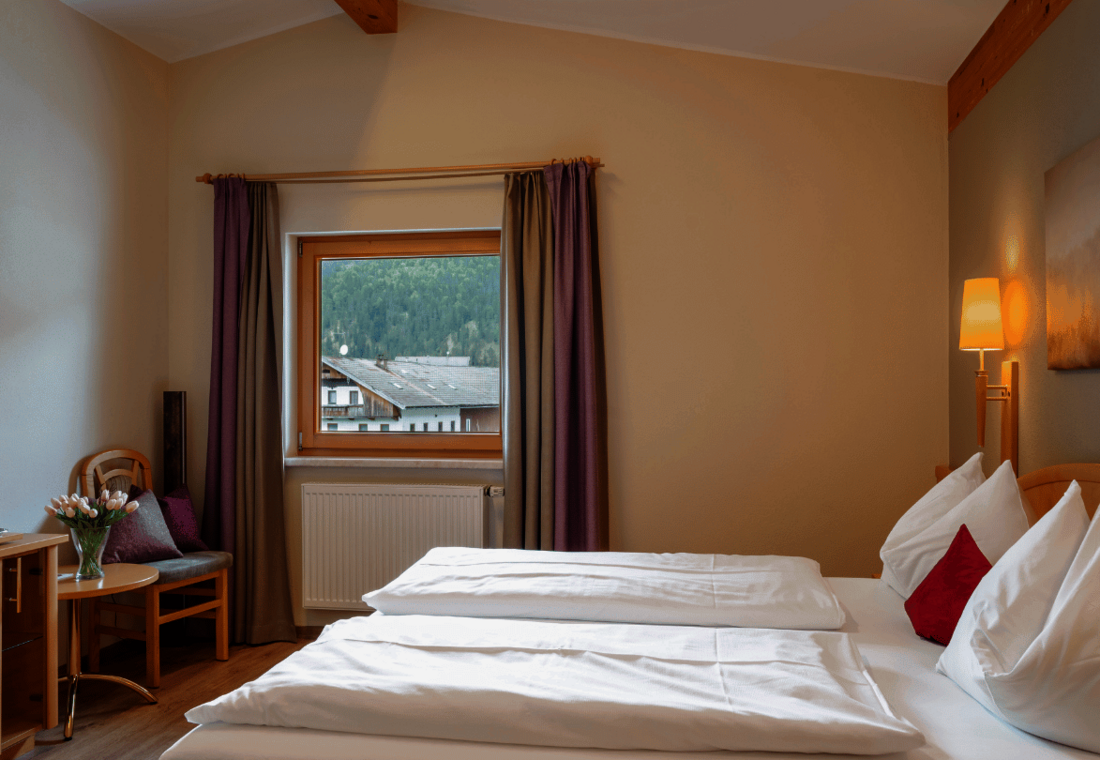 Doppelbett und Sitzgelegenheit